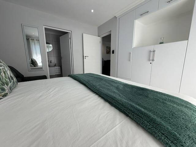 5 Bedroom Property for Sale in Reebok Western Cape